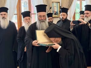 ΕΠΙΔΟΣΗ ΑΝΑΜΝΗΣΤΙΚΟΥ ΔΩΡΟΥ ΣΤΟΝ ΟΙΚΟΥΜΕΝΙΚΟ ΠΑΤΡΙΑΡΧΗ ΒΑΡΘΟΛΟΜΑΙΟ