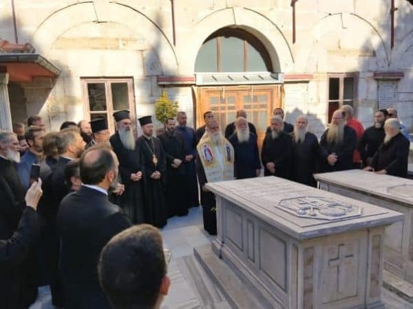 ΣΤΟΥΣ ΤΑΦΟΥΣ ΤΩΝ ΠΑΤΡΙΑΡΧΩΝ ΕΨΑΛΗ ΤΟ “ΤΗ ΥΠΕΡΜΑΧΩ”